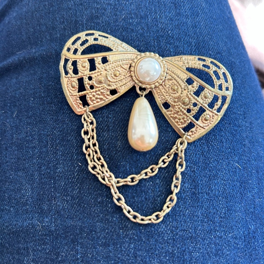 Gold Bow Pearl Drop Brooch - Elegant Vintage-Inspired Women’s Jewelry